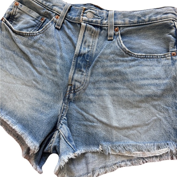 NWOT Women's Levi's 501 Stylish Blue Denim Jean Shorts Distressed Size 30 - Picture 2 of 6